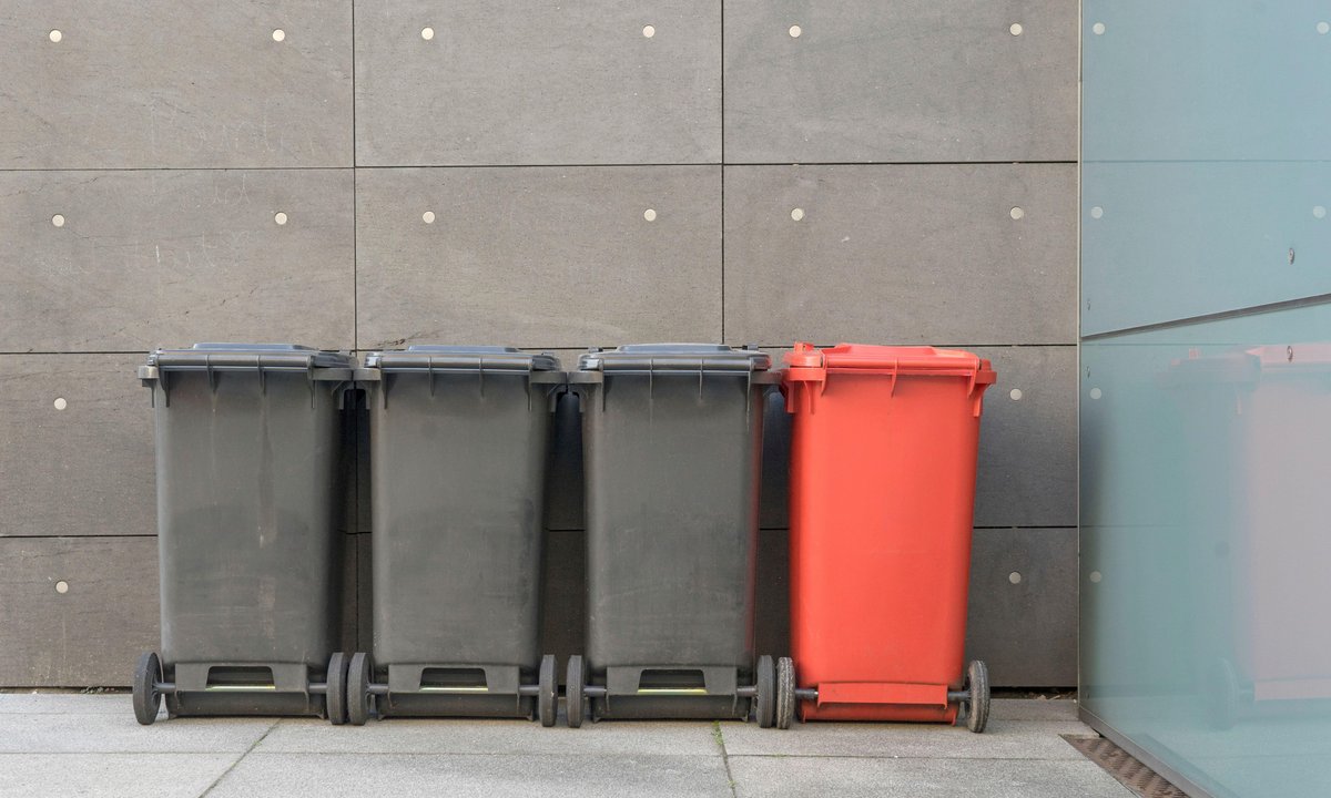 Czerwone kubły na polskich ulicach. Jakie śmieci do nich wyrzucać?