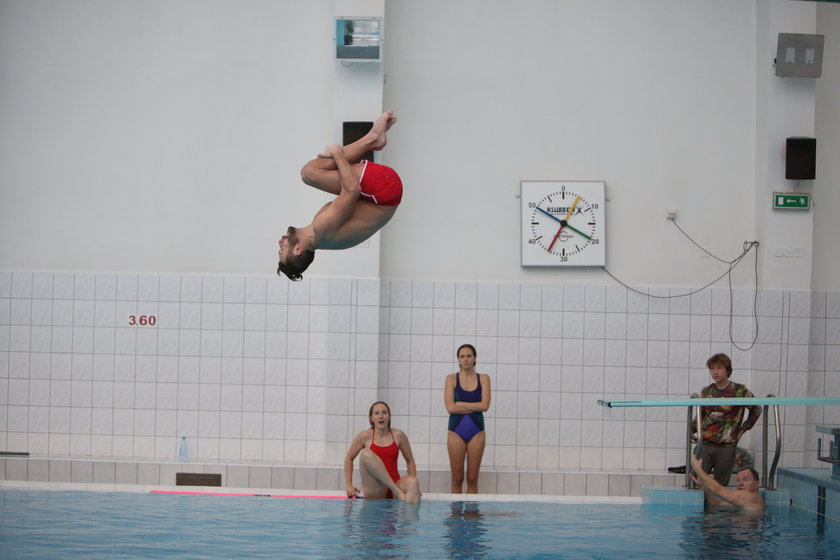 Przemysław Cypryański na basenie na treningu do Celebrity Spalsh