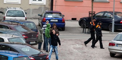 Wymuszją za parkowanie pod okiem straży