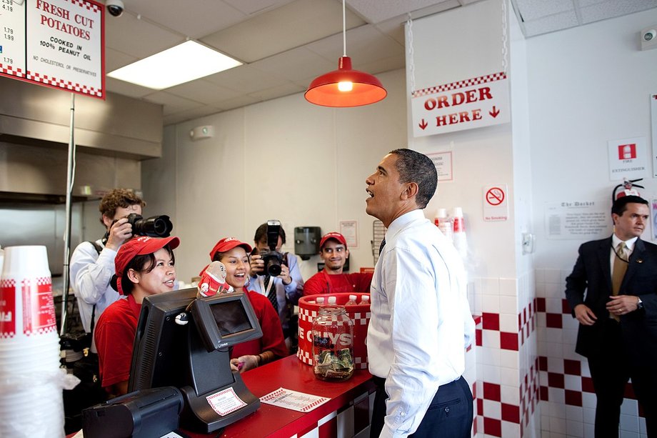 2009 r. Ówczesny prezydent USA Barack Obama zamawia burgera w Five Guys