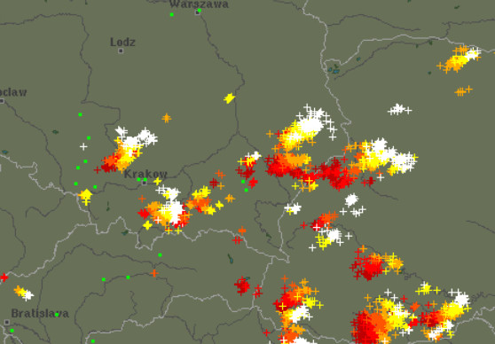 Burze nad Polską, godz. 14.15. Białe krzyżyki oznaczają aktualne wyładowania. Czerwone błyskawice sprzed dwóch godzin