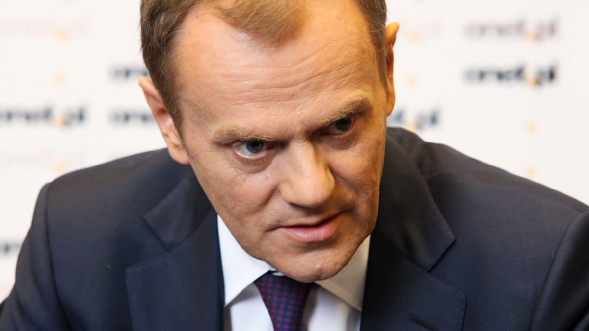 Były premier Donald Tusk ma w poniedziałek zeznawać przed sejmową komisją ds. VAT. Jej wiceszef Kazimierz Smoliński (PiS) powiedział, że chce spytać b. premiera m.in. o wyłudzenia VAT, o których miały wiedzę służby przez niego kontrolowane. Członek komisji Zbigniew Konwiński (PO-KO) powiedział, że chce przypomnieć o działaniach uszczelniających ściągalność VAT wprowadzanych przez koalicję PO-PSL.