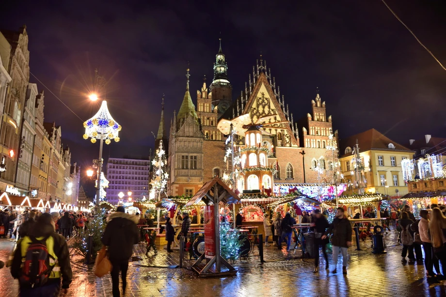 Kolorowy jarmark bożonarodzeniowy we Wrocławiu