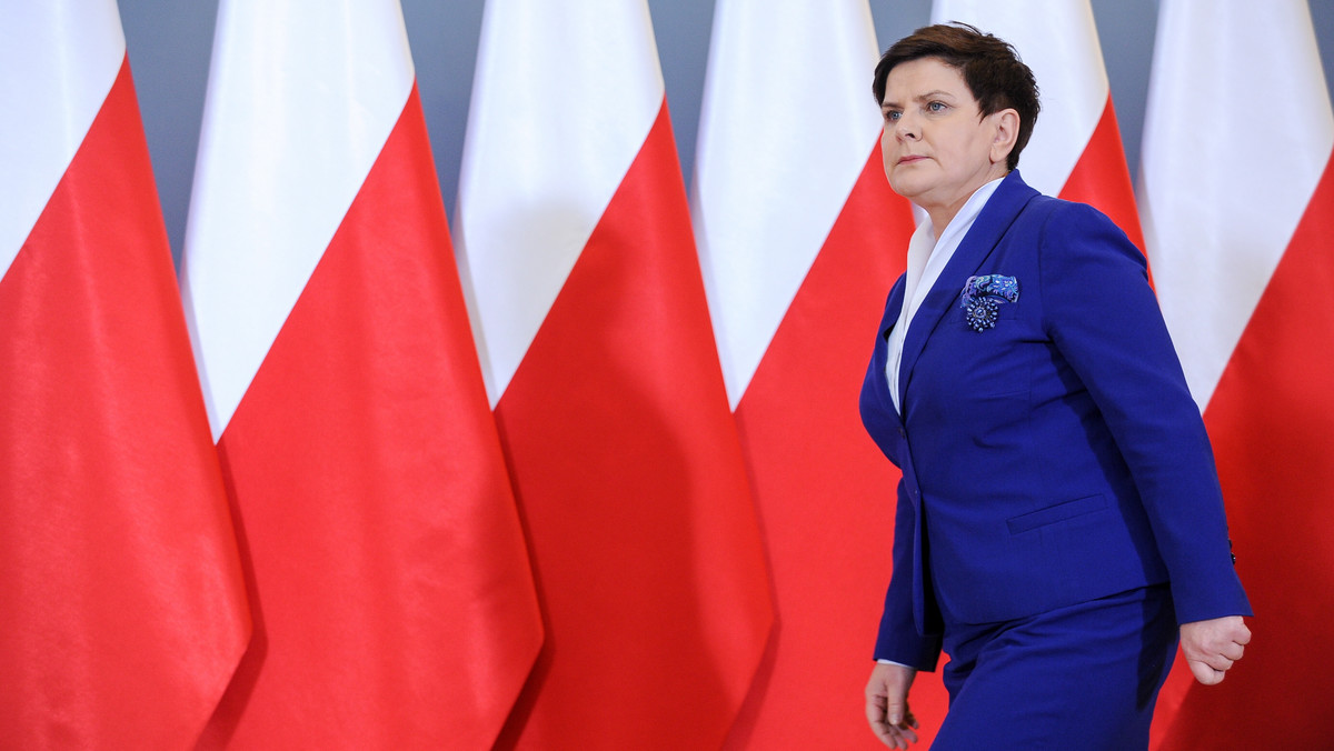 Premier Beata Szydło jest na bieżąco informowana o przebiegu akcji ratunkowej - powiedział Rafał Bochenek. Rzecznik rządu przekazał słowa premier, która przesyła wyrazy współczucia dla rodzin ofiar katastrofy budowlanej w Świebodzicach.