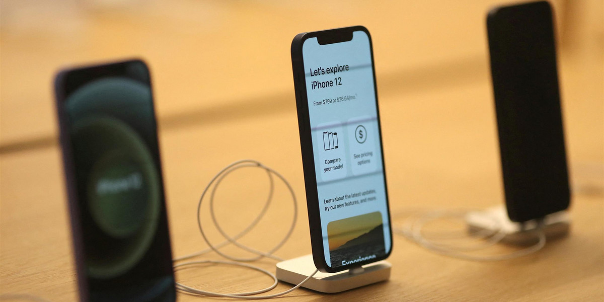 Francja zakazała we wtorek sprzedaży iPhone'ów 12.