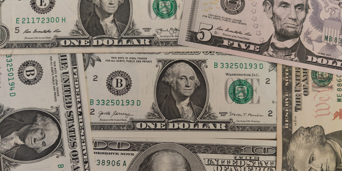 Dolar, choć nie ma oficjalnego tytułu, pozostaje główną walutą rezerwową świata.