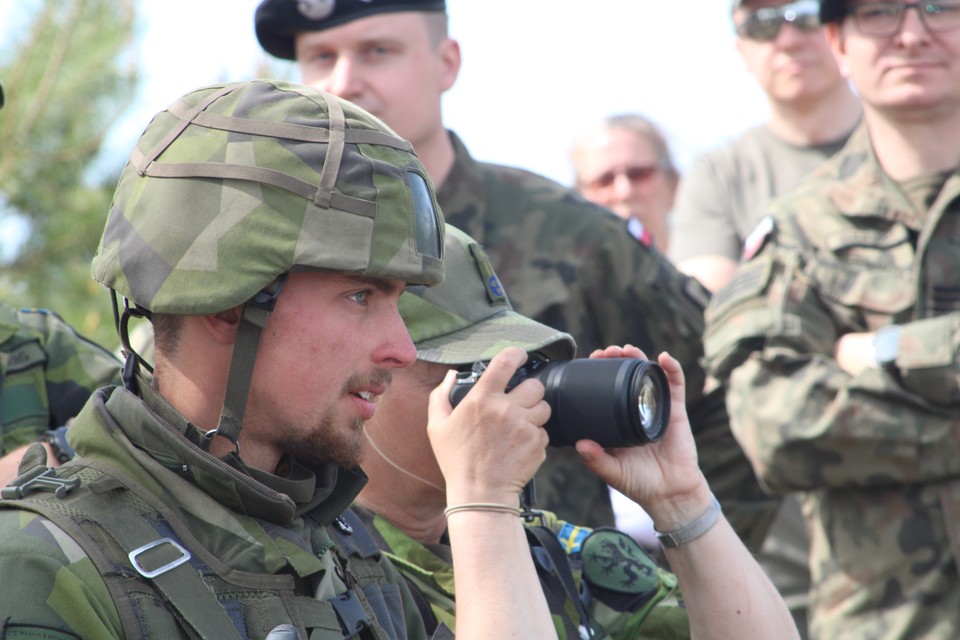 Szeregowy Andrzej Ferenz obserwował forsowanie Narwi na mostach i promach, które wcześniej konstruował 