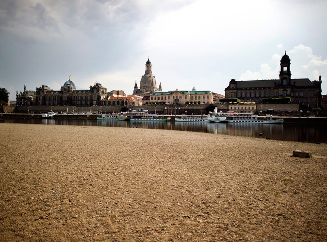 Wyschnięty na wiór brzeg rzeki Łaby w Dreźnie. Naukowcy przewidują, że - ze względu na zmiany klimatyczne -  ekstremalne warunki pogodowe będą występować w regionie coraz częściej