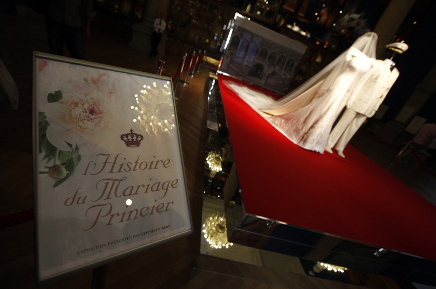 Jedan od eksponata izložbe su venčanica Šarlin Vitstok i odelo princa Alberta