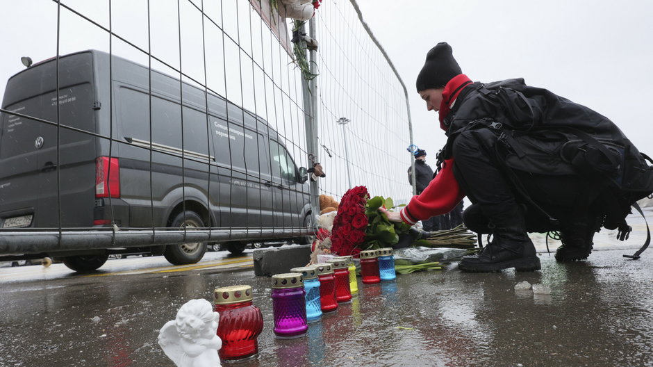 Mieszkańcy Moskwy składają kwiaty w pobliżu miejsca zamachu