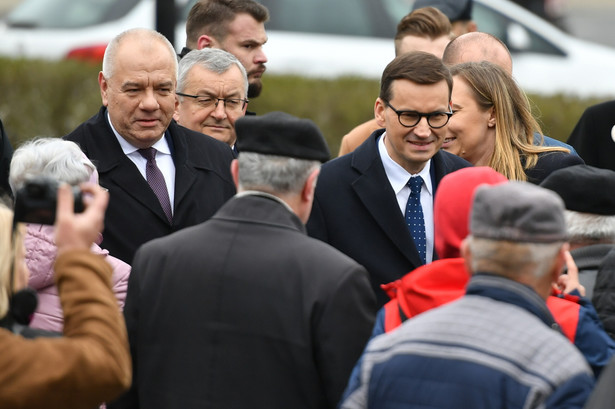 Premier Mateusz Morawiecki (P), wicepremier, minister aktywów państwowych Jacek Sasin (L) i minister infrastruktury Andrzej Adamczyk (2L)