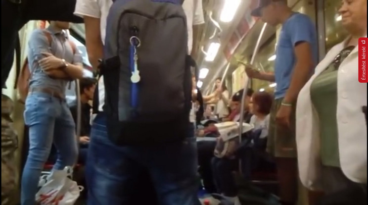Késsel fenyegette a négyes metró utasait egy görkoris férfi / Fotó: Youtube