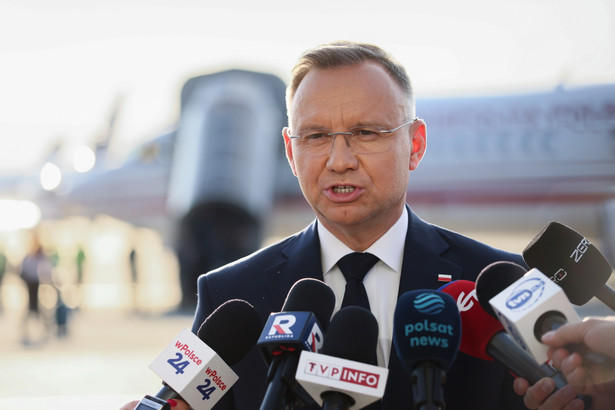 Warszawa, 21.09.2024. Prezydent RP Andrzej Duda podczas konferencji prasowej na lotnisku w Warszawie, 21 bm. Polska para prezydencka udaje się z wizytą do USA