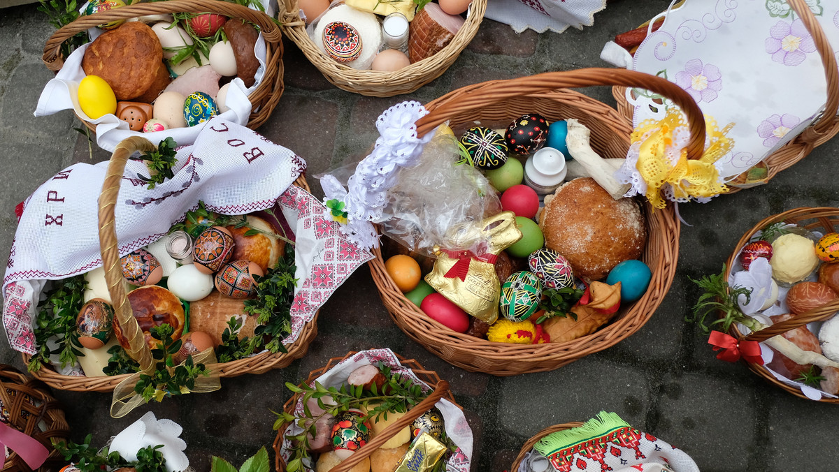 Ubrani w regionalne stroje rozbarskie mieszkańcy Bytomia i okolicznych miast już po raz szósty poświęcili w Wielką Sobotę pokarmy w bytomskiej parafii św. Jacka. Element tradycji wskrzesili miejscowi społecznicy; chętnie włączają się - jak sami deklarują - młodzi ludzie.