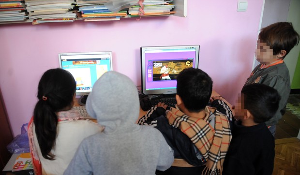 Fejsbuk i Jutjub nisu dozvoljeni, ali na dozvoljenim igricama se rado prelaze nivoi