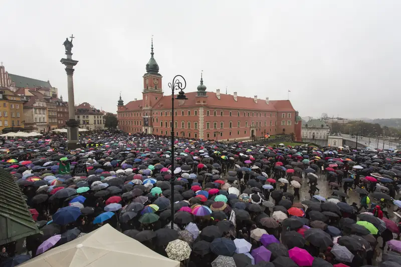 03.10.2016 Warszawa Ogolnopolski Strajk Kobiet w Warszawie na Placu Zamkowym fot. Andrzej Hulimka/REPORTER