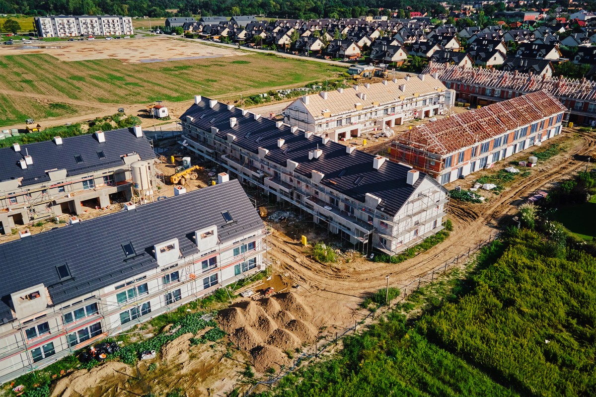 Polska buduje szybciej niż kiedykolwiek. przez cały czas brakuje nam pokoi na osobę