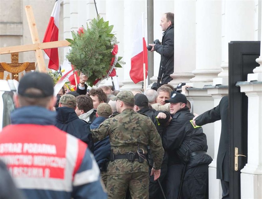 Pałac Pezydencki, przepychanki, rocznica smoleńska