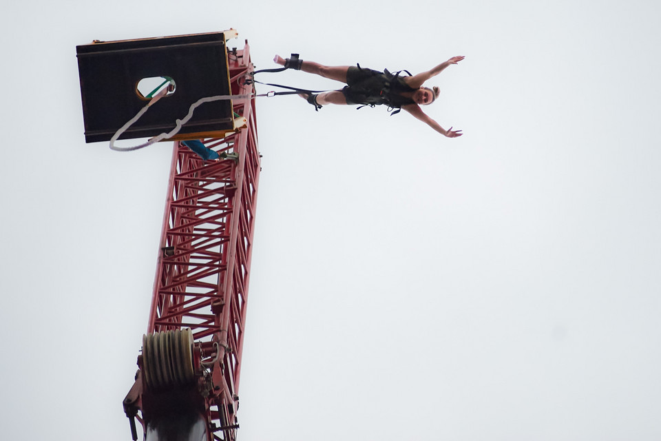 Atrakcje dla publiczności podczas festiwalu - skok na bungee.
