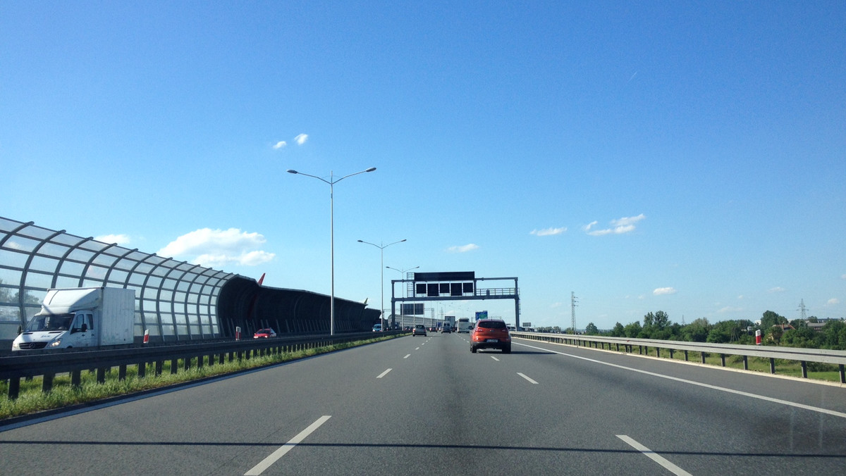 O szybkiej jeździe na Autostradowej Obwodnicy Wrocławia kierowcy mogą zapomnieć, przynajmniej ci, którzy jadą w kierunku Kudowy. Korek na AOW ma już kilka kilometrów. A wszystko przez niezapowiedziane prace drogowców.