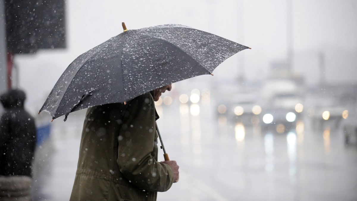 W nocy z środy na czwartek 14 grudnia, od zachodu zacznie do nas napływać front opadów deszczu ze śniegiem, który w południe przesunie się od województwa kujawsko-pomorskiego w kierunku Mazowsza i Podlasia. W drugiej połowie dnia opady możliwe także na Dolnym Śląsku i w okolicach Łodzi. W pozostałej części kraju pochmurno i z silnymi podmuchami wiatru.