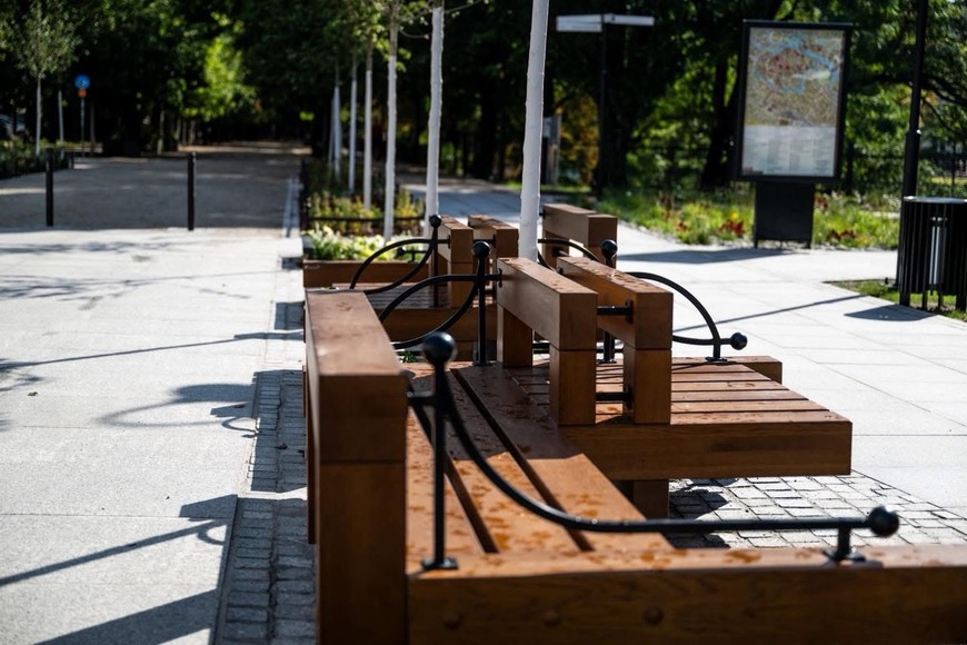 Na tym fragmencie Promenady pojawiły się kolejne stylowe ławki