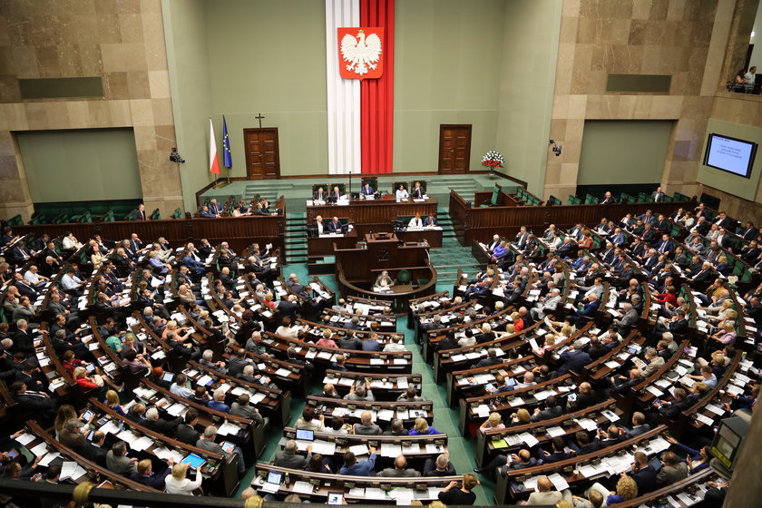 Oburzające! Tak lenią się w Sejmie za grube pieniądze