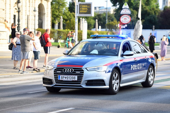 CRNOGORKA (14) PLANIRALA MASAKR U GRACU Policija kod devojčice našla sekiru i nož i jezive snimke: Htela je da POBIJE ŠTO VIŠE "NEVERNIKA"