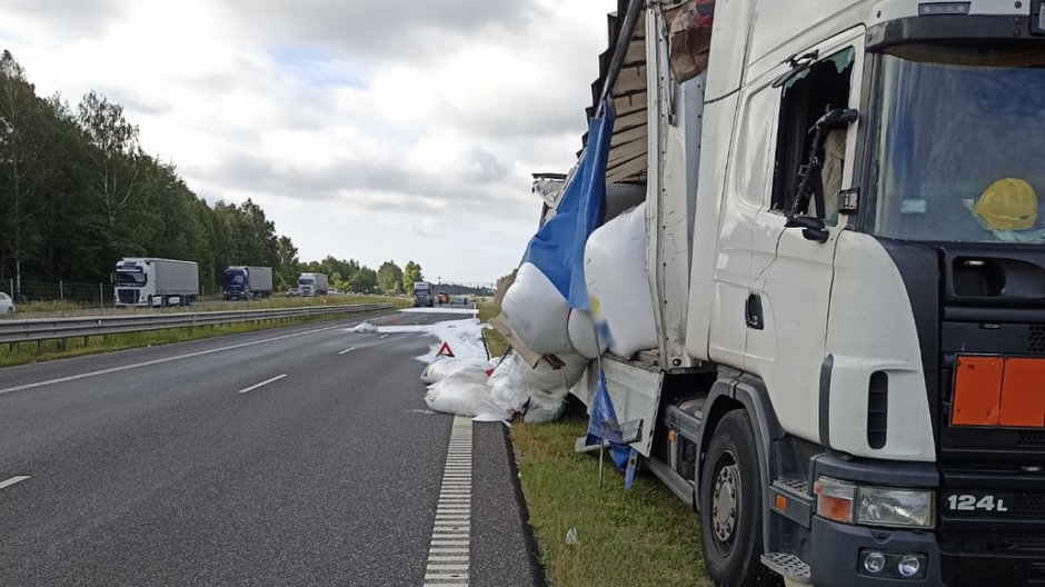 Na drodze S7 pod Olsztynkiem zderzyły się dwie ciężarówki