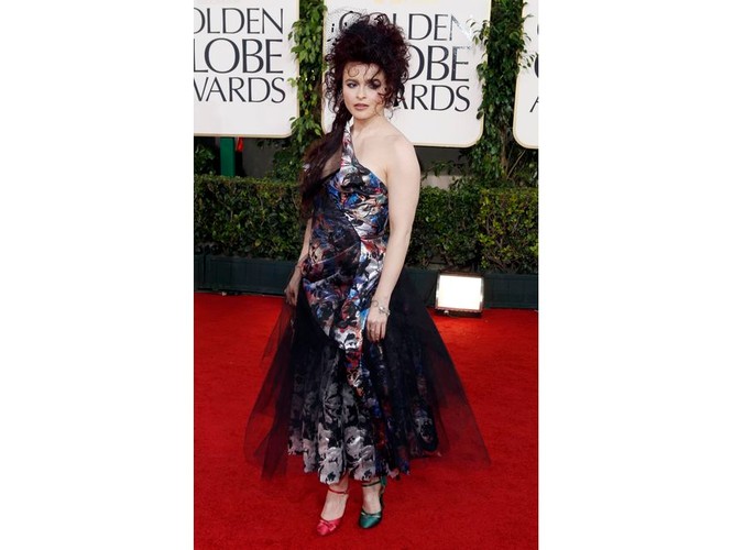 Jak zwykle ekstrawagancko, z każdym butem w innym kolorze. Co z tego? I tak Vanity Fair uznał Helenę Bonham Carter za jedną z najlepiej ubranych osób świata