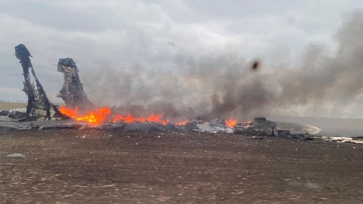 Szczątki rosyjskiego wielozadaniowego samolotu bojowego SU-30 zestrzelonego nad Ukrainą