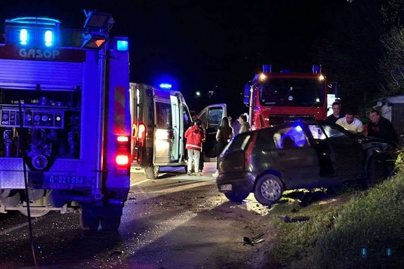 VATROGASCI IZVLAČE POVREĐENE Teška saobraćajna nesreća kod Beočina (FOTO, VIDEO)