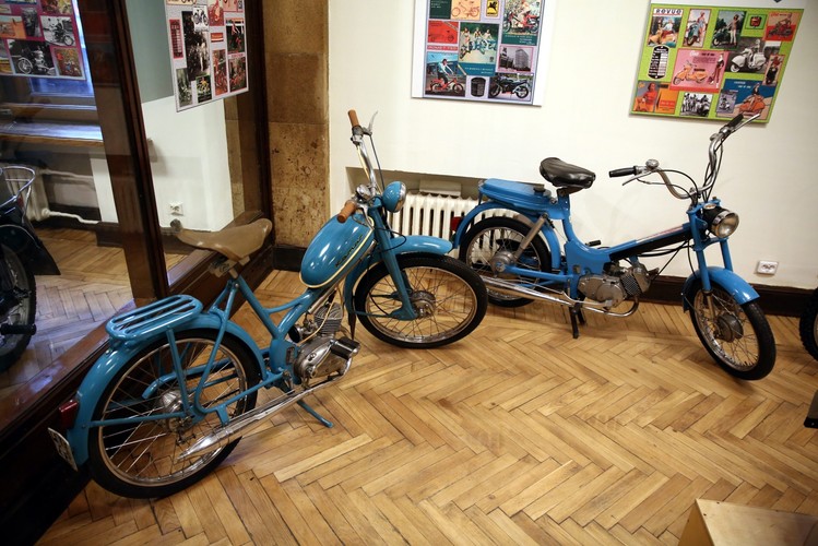 Polskie motorowery: Komar z 1959 roku i Romet 750 z 1974 roku. <br><br>(mr) PAP/Tomasz Gzell