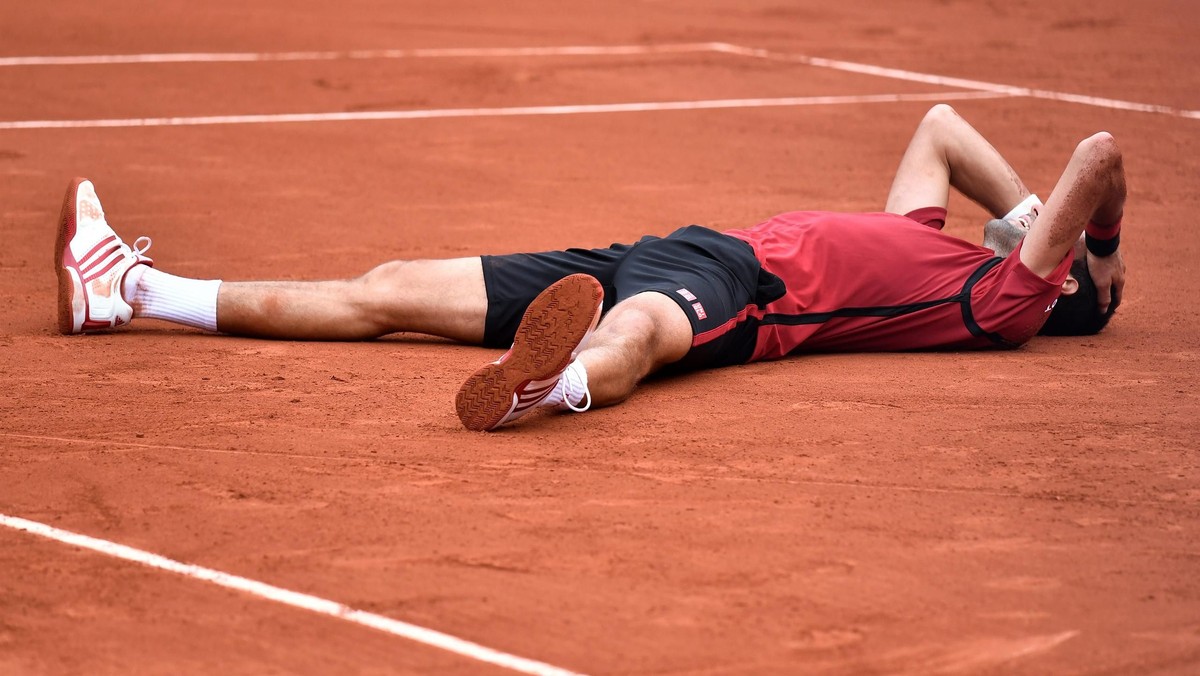 Brazylijski trzykrotny mistrz Rolanda Garrosa w niedzielę oglądał z trybun kortu im. Philippe'a Chatriera finał turnieju panów. Serb Novak Djoković pokonał Szkota Andy'ego Murraya 3:6, 6:1, 6:2, 6:4. Po meczu Gustavo Kuerten w żartach skrytykował zwycięzcę za niezbyt ładnie namalowane na korcie serce.