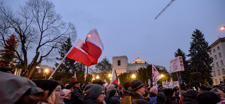 KOD i kluby "Gazety Polskiej". Demonstracje w Warszawie po zamieszaniu w Sejmie