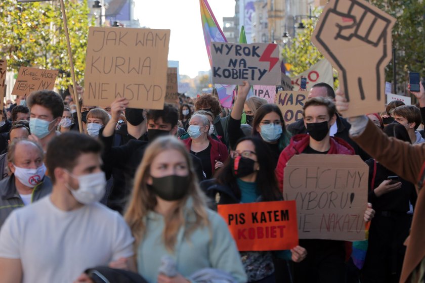 Czarny protest w Łodzi przed PiS i katedrą