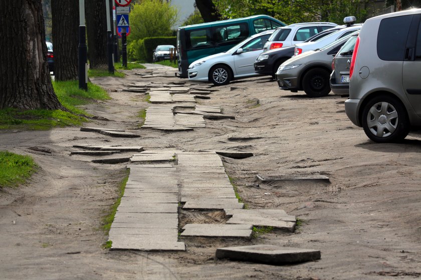 Na ulicy Źródłowej w Łodzi zbudowali nowy chodnik i parking dla kilkunastu aut