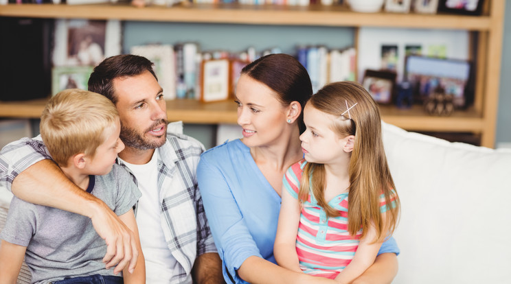 Fontos, hogy minél többet beszélgessenek a családok a mobileszközök biztonságos használatáról / Fotó: Shutterstock