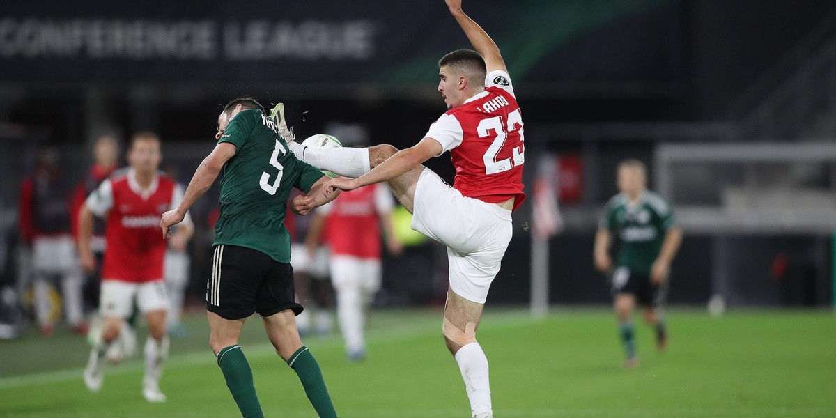 Brutalny faul piłkarza AZ Alkmaar Mayckela Lahdo na piłkarzu Legii Yuri Ribeiro