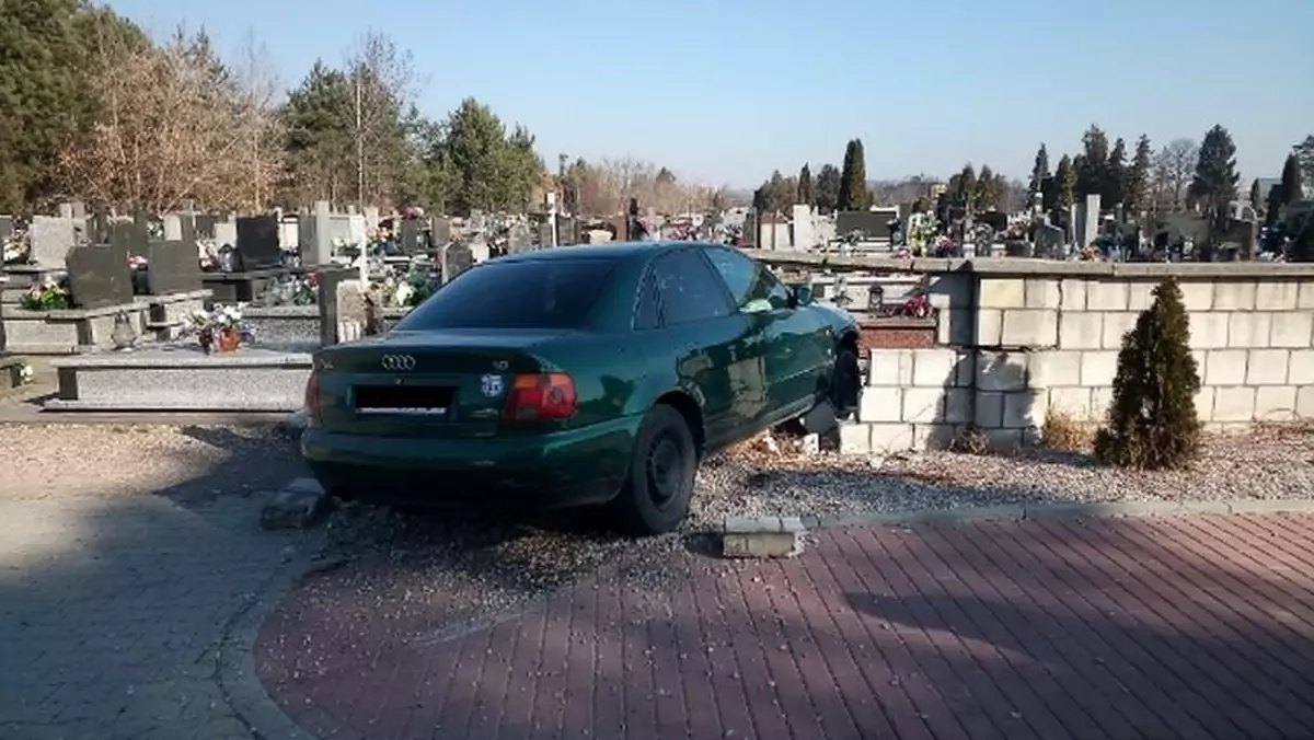 19-latka zakończyła naukę jazdy na murze cmentarza w Skarżysku-Kamiennej