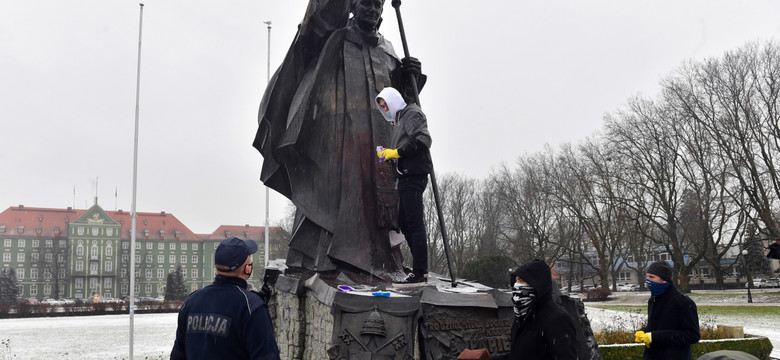 Napis "Wiedział" na pomniku Jana Pawła II. Radny PiS usuwa szkody