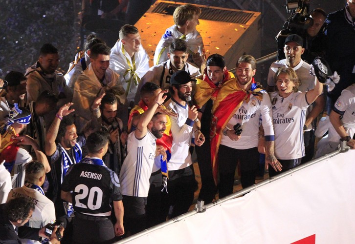 Szampan lał się strumieniami. Madryt do rana świętował mistrzowski tytuł Realu