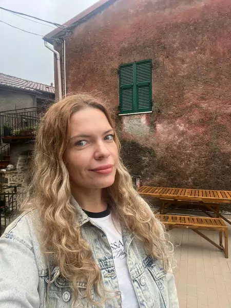 Katarzyna Kulik-Frasz przed swoim domem w Toskanii