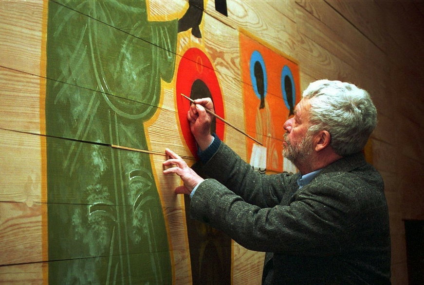 Jerzy Nowosielski podczas malowania wnętrza cerkwi w Krakowie (2001 r.)