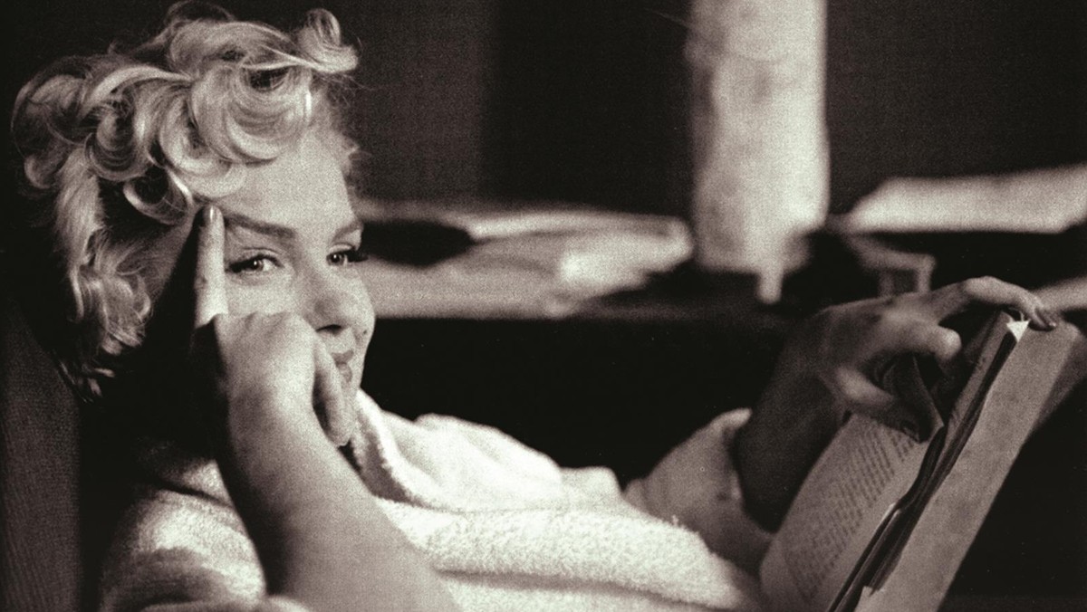 W poniedziałek 4 sierpnia o godz. 00:30 CANAL+ pokaże "Z pamiętnika Marilyn Monroe". Film Liz Garbus odsłania intymne szczegóły o Marilyn Monroe poprzez jej własne słowa. Znane osobistości Hollywood czytają przed kamerą jej odkryte niedawno osobiste notatki, listy i pamiętniki. Przeplatają je teksty napisane przez Normana Mailera, Glorię Steinem, Billy’ego Wildera i Trumana Capote, a także wypowiedzi nauczycieli, przyjaciół, kochanków i fanów Marilyn. Film jest bogato ilustrowany ciekawymi, w dużej mierze nieznanymi zdjęciami i nagraniami Marilyn.