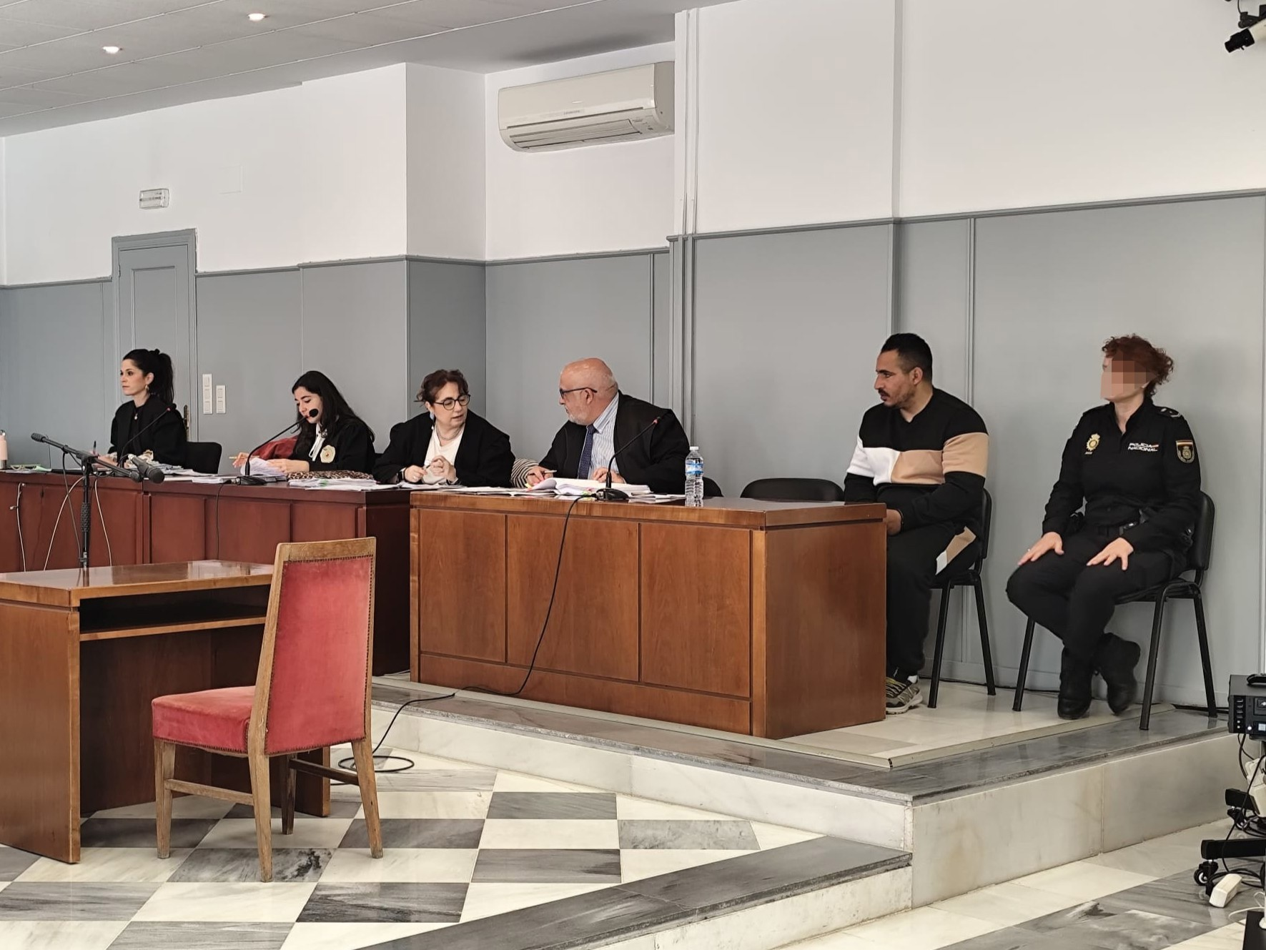 Rebajan 15 meses la condena por asesinar a su mujer a puñaladas ante sus hijos