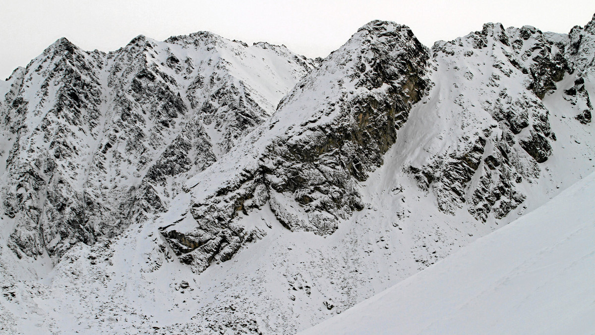 Trzeci stopień zagrożenia lawinowego ogłosili w niedzielę w Tatrach ratownicy górscy. Oznacza to, że zagrożenie jest znaczne, a turyści powinni zrezygnować z wysokogórskich wypraw. Pokrywa śniegu na Kasprowym Wierchu wynosi już 123cm.