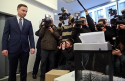 Ciupaga symbolem zgody? Sztab PiS bije w Komorowskiego. GALERIA