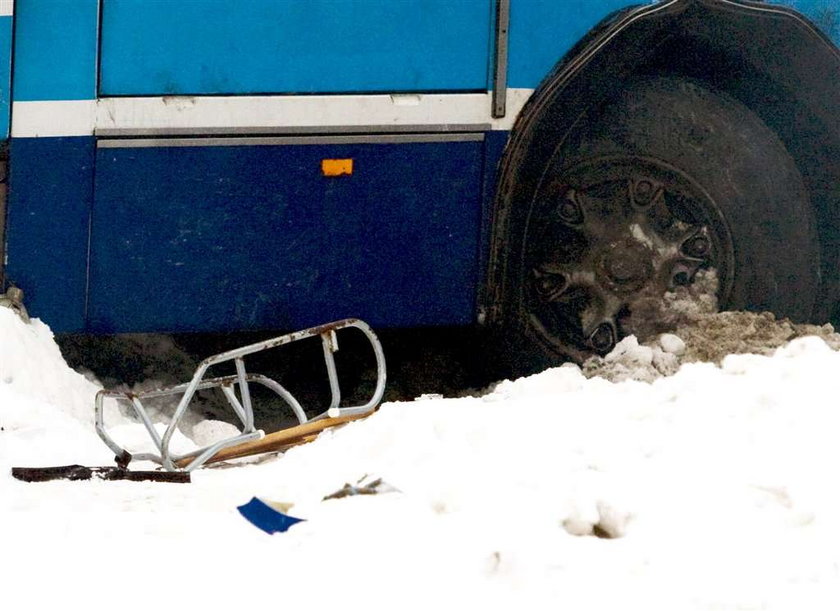 Wpadła sankami pod autobus, jest w śpiączce