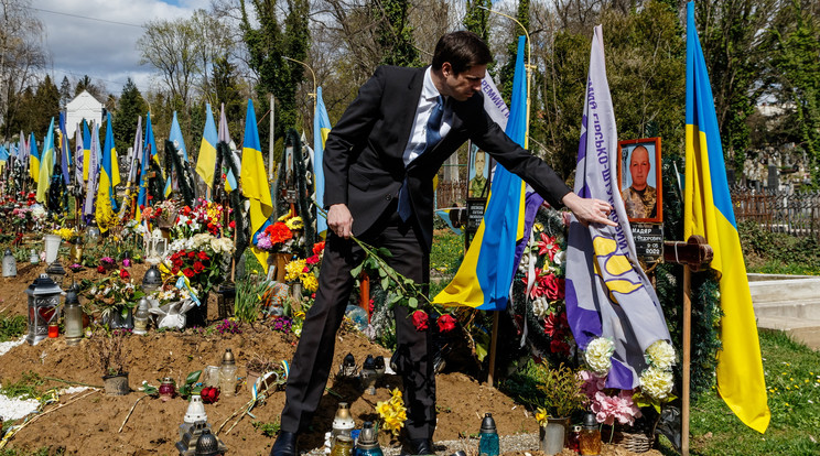 Magyar Levente, a Külgazdasági és Külügyminisztérium (KKM) parlamenti államtitkára virágot helyez el a helyi katonai temetőben Ungváron 2023. április 2-án / Fotó: MTI/Nemes János